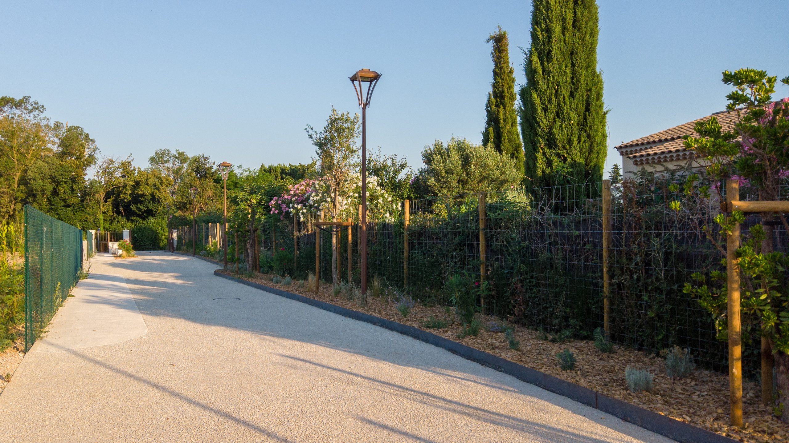 Les Bastides des Abbés — l'allée du lotissement livré