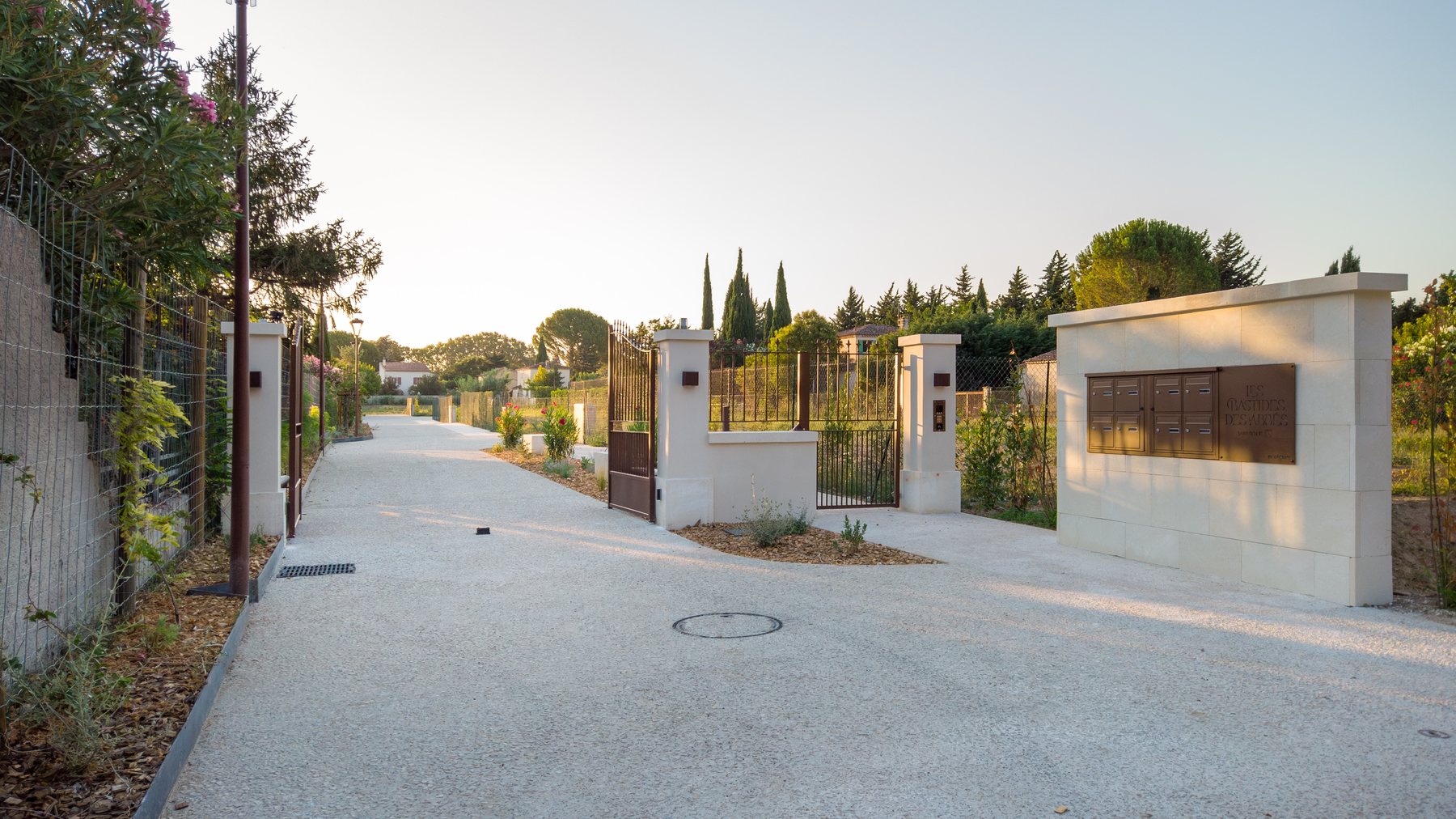Les Bastides des Abbés — l'entrée et le portail du lotissement livré, Fontvieille