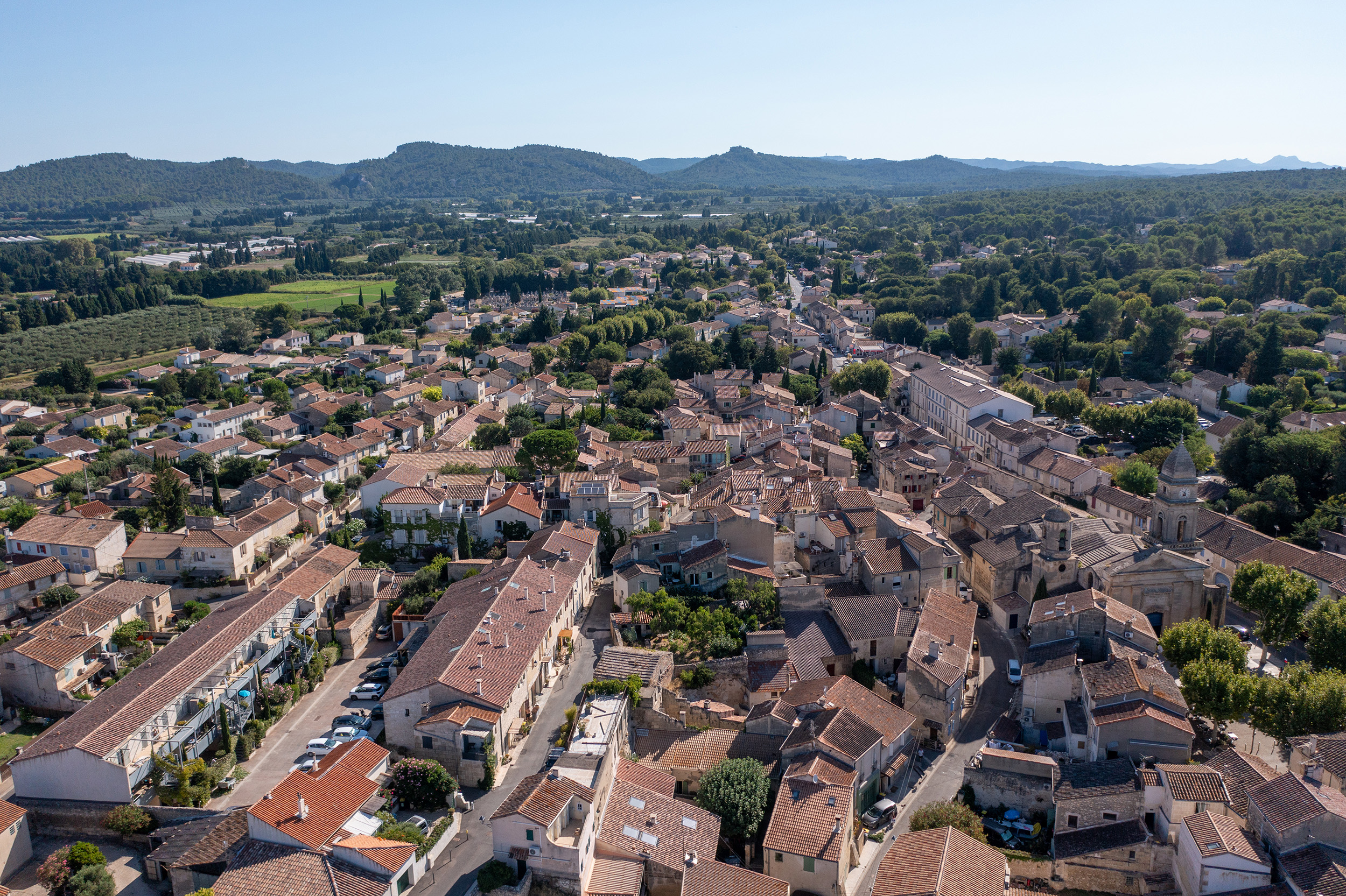 Vue aérienne de Fontvieille et les Alpilles